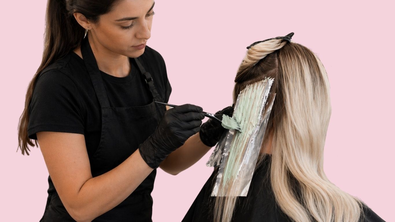 Professional performing a lightening technique with Decogloss Pure 9+ in a salon