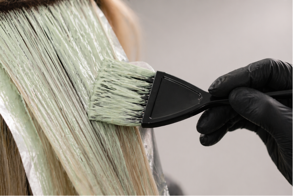 Detail of a professional blonding technique to achieve an even blonde
