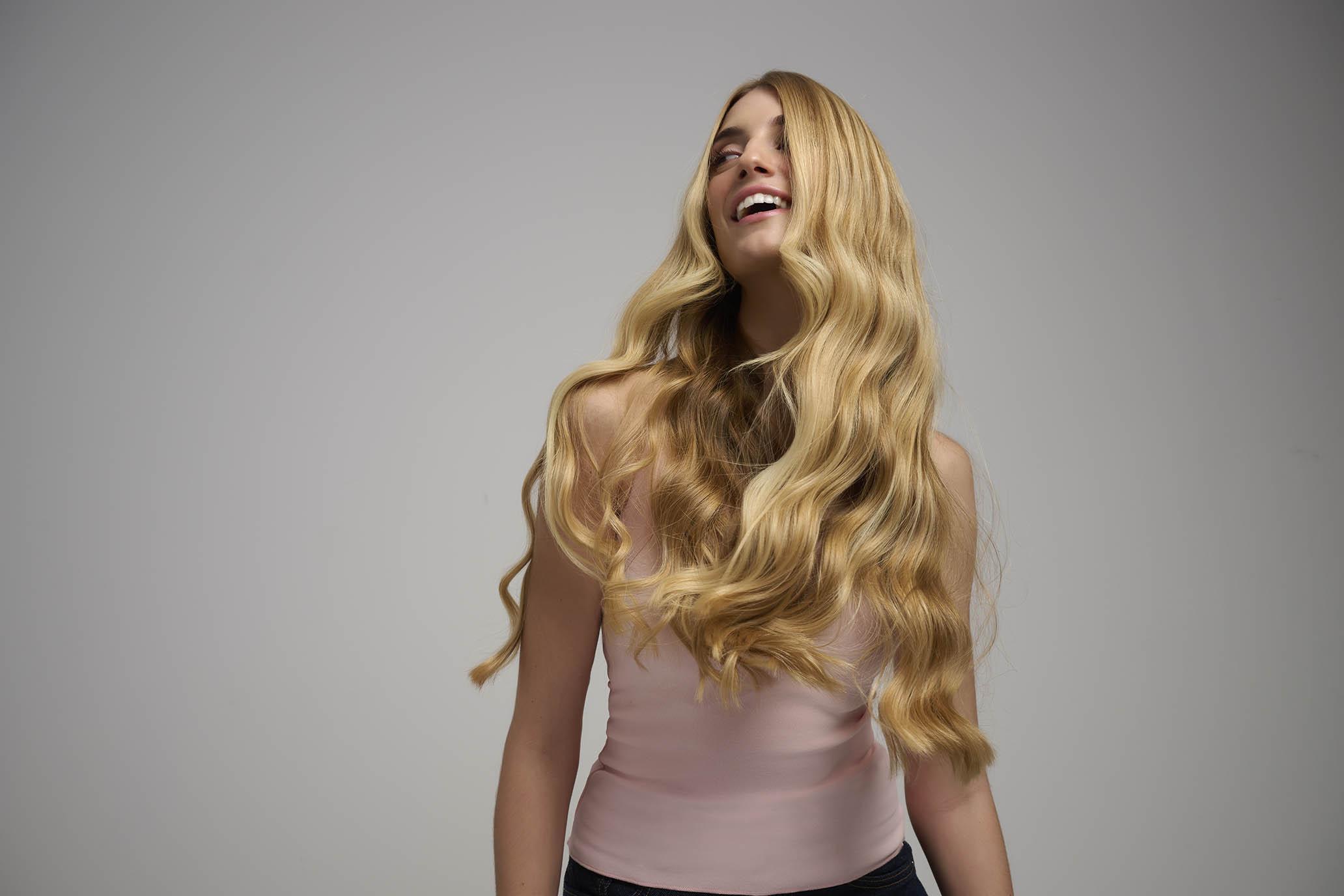 Model with long, luminous, wavy blond hair